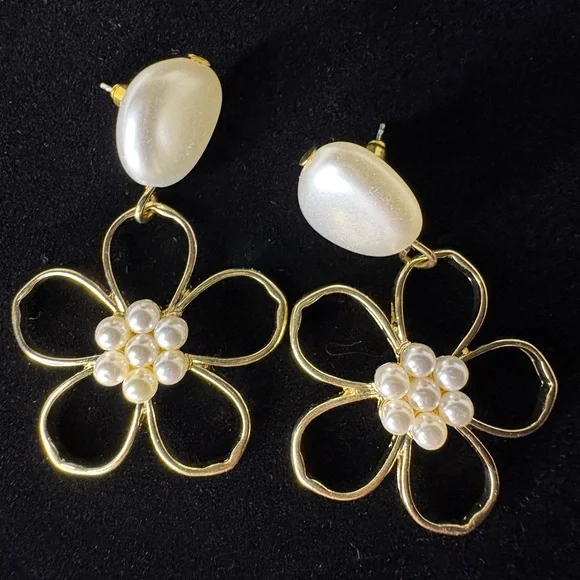Fun Gold Tone Dangle Daisy Flower Faux Pearl Earrings NWT - Picture 2 of 7